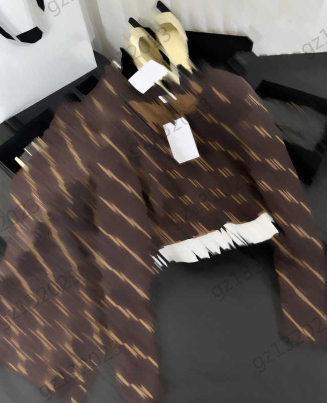 

Womens Clothes T-shirts Classic Logo Jacquard Long Sleeve Pullover T-shirt Tops Color Contrast Letter Webbing Elastic Hem Slimming Undershirt Women Apparel 1970