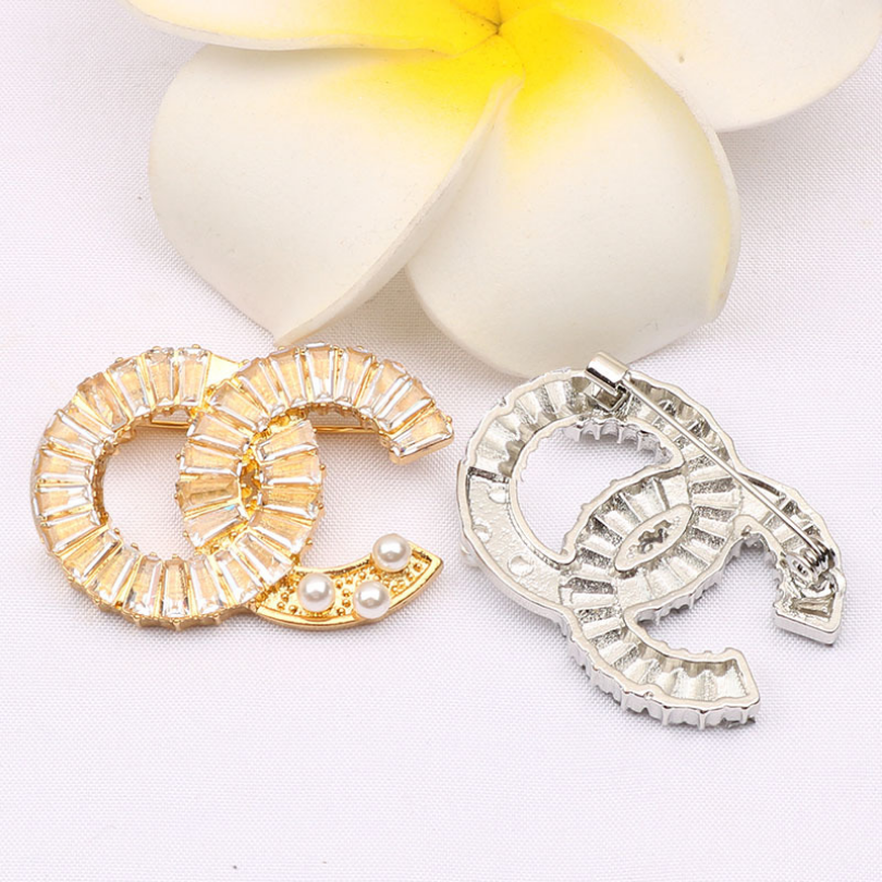 

Luxury Women Designer Brand Letters Brooches 18K Gold Plated Inlay Crystal Rhinestone Jewelry Brooch Charm Pearl Pin Marry Wedding Party Ladys Sweater Accessorie