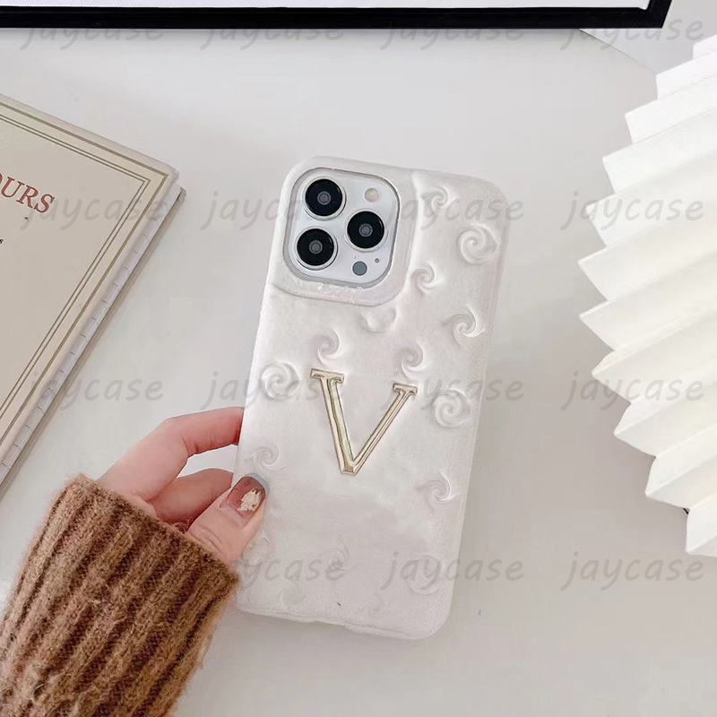 

Luxury Gold V Phone Case Fashion Furry Wool Pink Flowers Phonecase Designer Cases For IPhone 14 Pro Max Plus 13 12 11 Case 5 Colors 2023, Purple