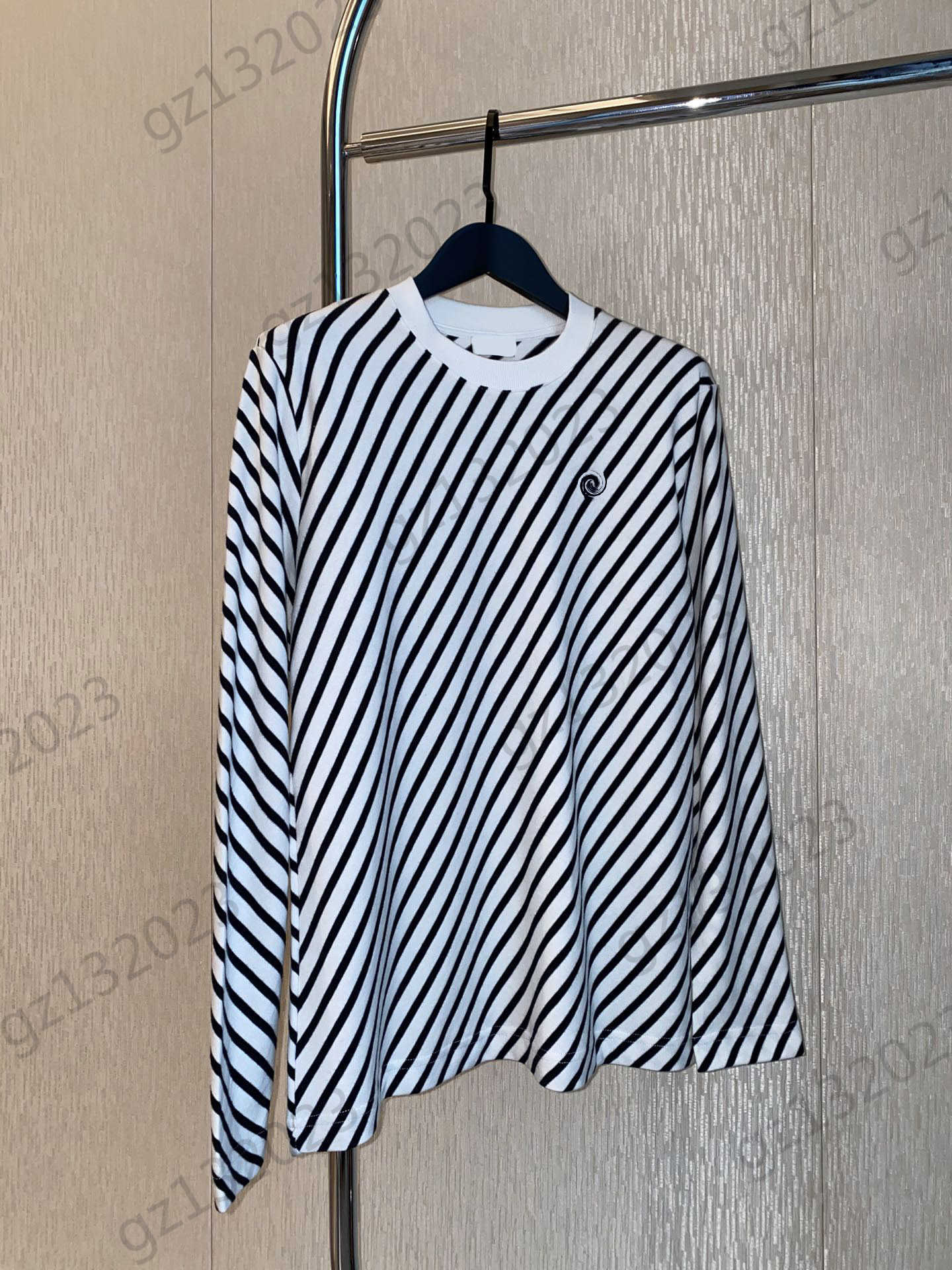 

Womens Clothes T-shirts Thread Round Neck Twill Slimming Pullover T-shirt Tops Pure Cotton Fabric Comfort Joker Undershirt Fashion Brand Women Apparel