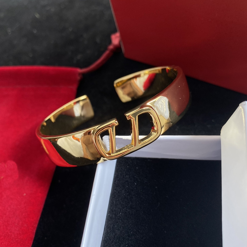 

Luxury Designer Bracelets For Womens Luxurys Fashion Style Bracelet Ladies Plated Stainless Steel Wedding Lovers Gift Bangles 2212235QS