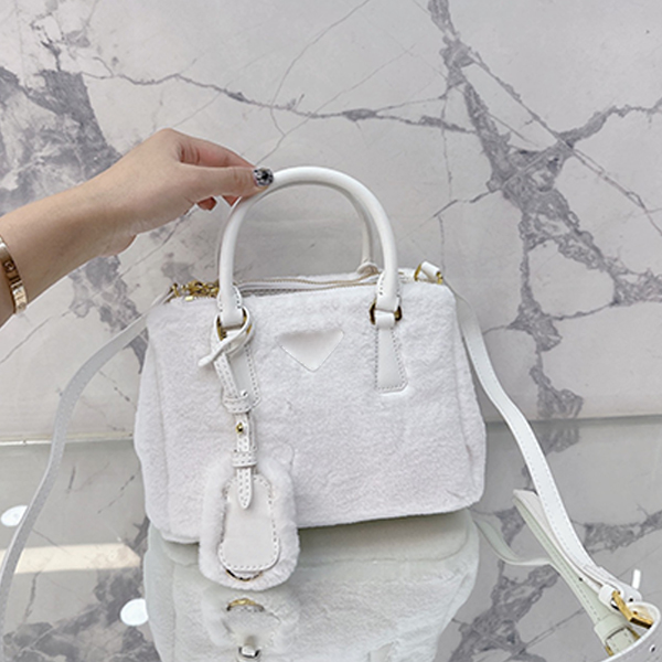 

Designers handbag plush saffiano bag doctor fluffy tote bag shoulder crossbody bags hobo armpit Luxurys commuter handbags mini winter Totes, Pink