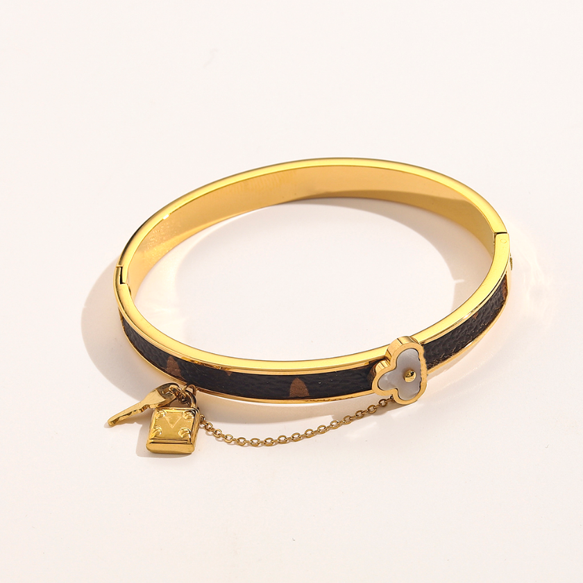 

18k Gold Bangle Luxury Fashion Jewelry Designer Girls Leather Four Leaf Grass Love Bracelet Popular Style Accessories Couple Gifts Box Christmas