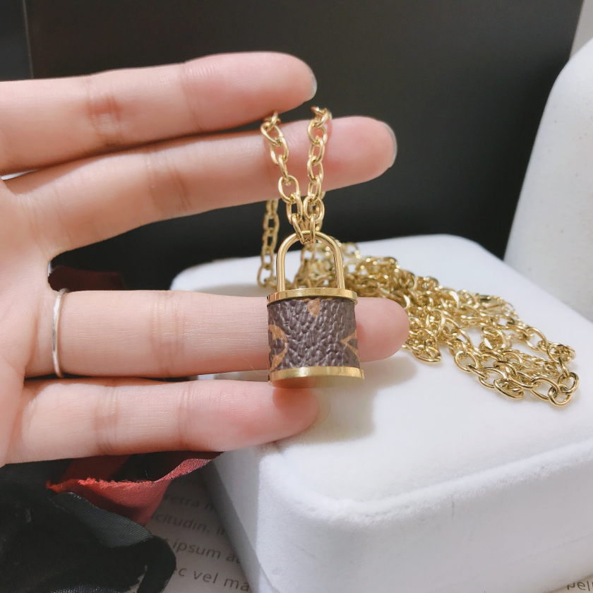 

Designer Jewelry Pendant Necklaces Delicate Fashion Style Necklaces Popular Classic Brand Selected Women Gift Luxury Quality Gifts Family Friend Couple