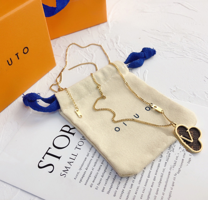 

Classic High Sense Necklaces Luxury Design Pendant Necklaces Designer Jewelry Young Womens Style Exquisite Gift Couple Friend Family Birthday