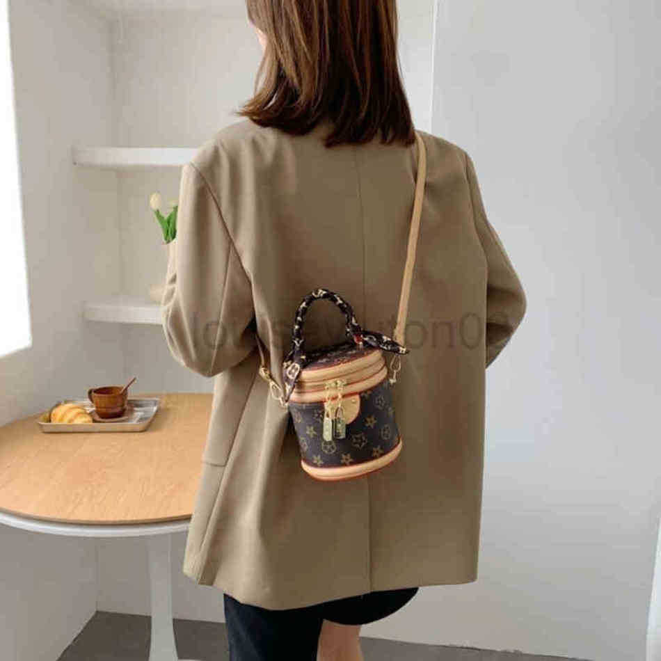

Designer LVs Bag Man Woman Large Capacity Portable Vintage Pu Bucket Bag New Old Flower Printed Women's Lvp Messenger Bag L5.5in W5.5in H6.2in, All brown ordinary style without logo
