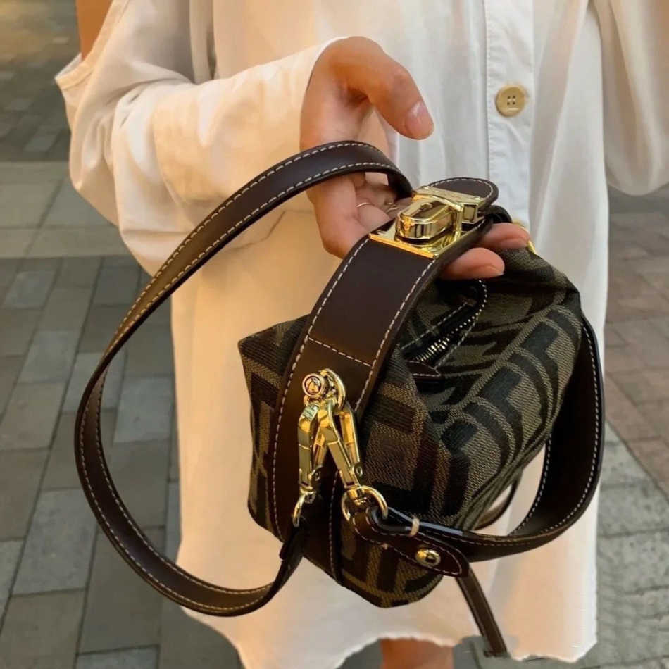 

Designer Fend Ff Bag Tote Shoulder Handbag Fashion Luxurious Messenger Leather Bag Womans Old Flower Pillow Portable Retro Lunch Box Cross Student Fd Bag, Coffee