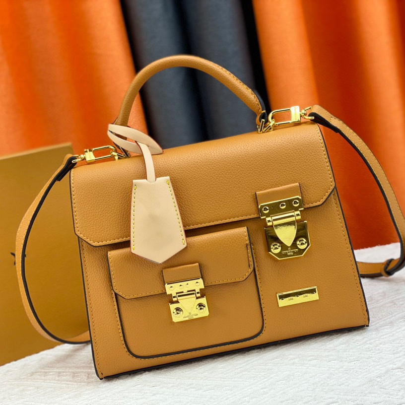 Top Fashion Designer Women's Cowhide Leather Handbag Charm High Quality Backpack Strap Box Size