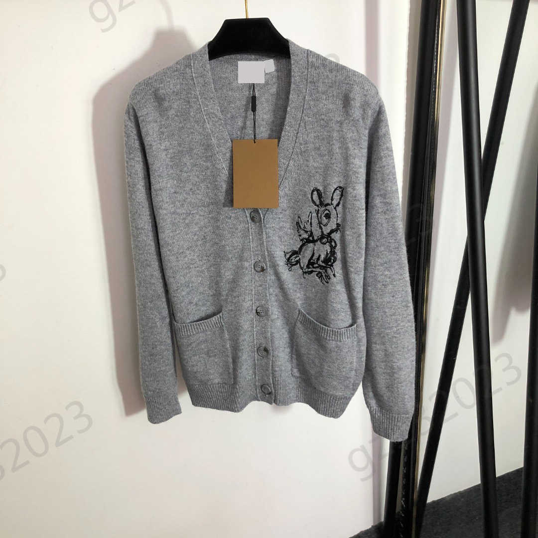 

Cardigan Womens Sweaters Chest Fawn Embroidery V-neck Cashmere Knit Cardigans Button Open Long Sleeves Pockets Knitwear Fashion Brand Women Apparel