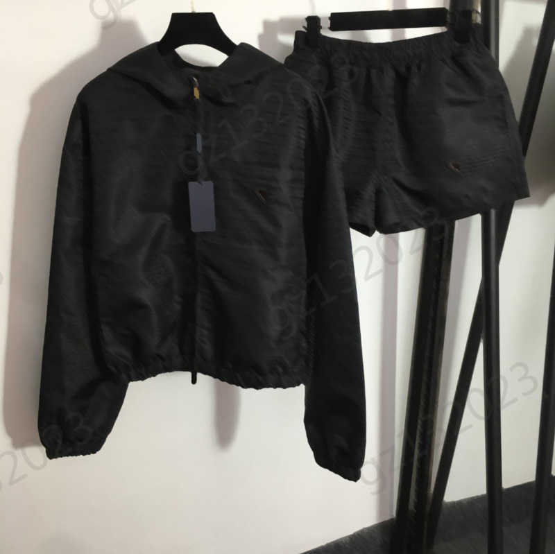 

Womens Two Pieces Pants Striped Jacquard Zipper Opening Long-sleeved Short Hooded Jacket Elastic-waisted Casual Shorts Fashion Sports Style Women Clothing 1970