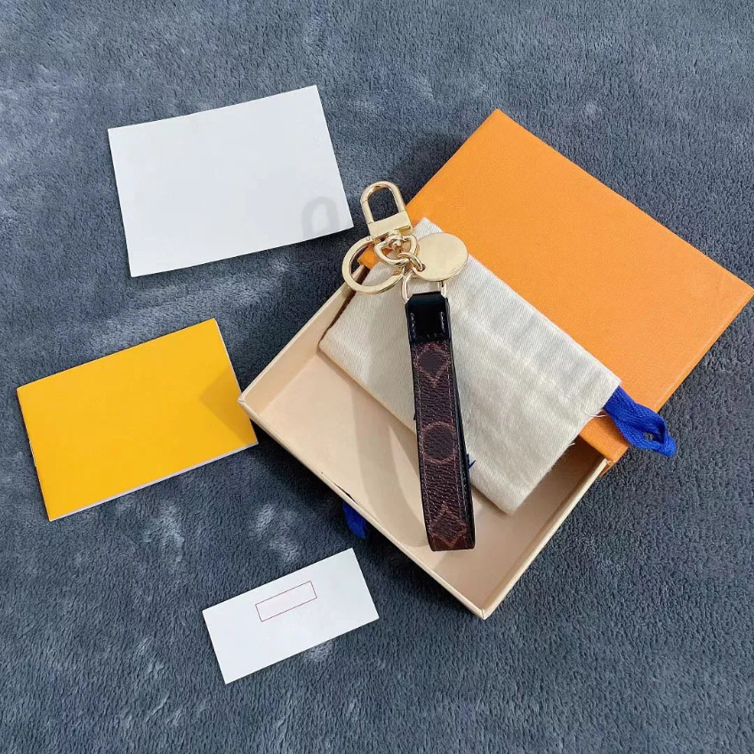 

Keychain Brand Designer Key Chain Mens Luxury Car Keyring Womens Buckle Keychains Handmade Leather Men Women Bags Pendant Accessories Multicolor LHQZH