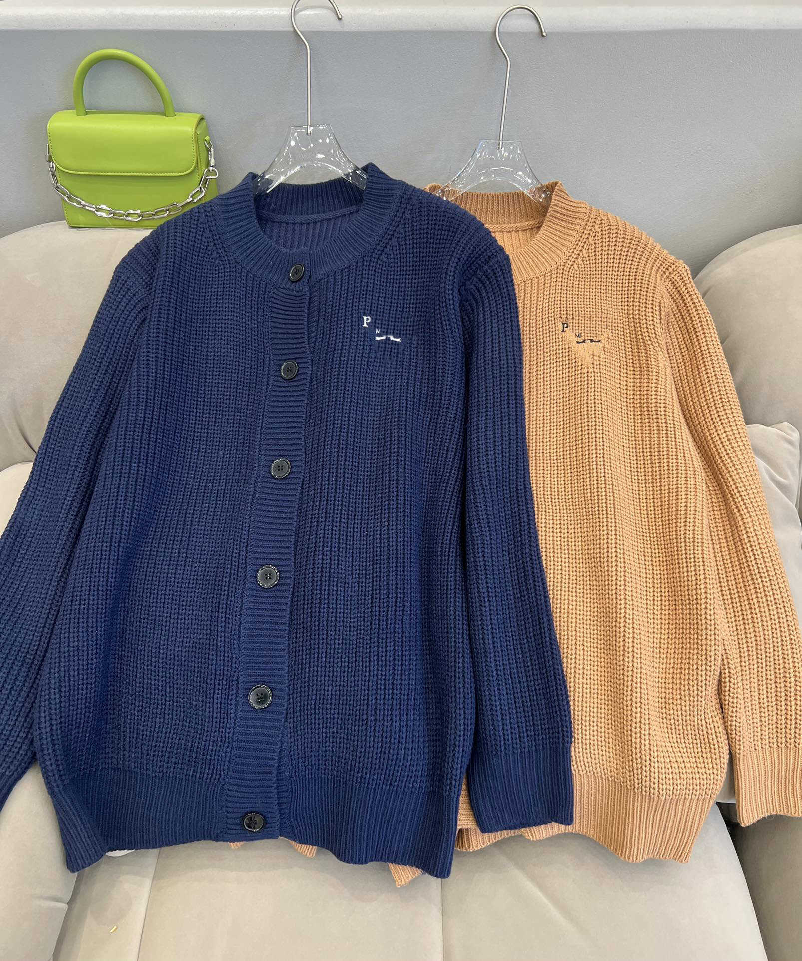 

Womens Sweaters Brand Logo Embroidery Long Sleeves Round Neck Knitted Sweater Single Row Button Open Loose Warm Knitwear Women Apparel 2 Colors