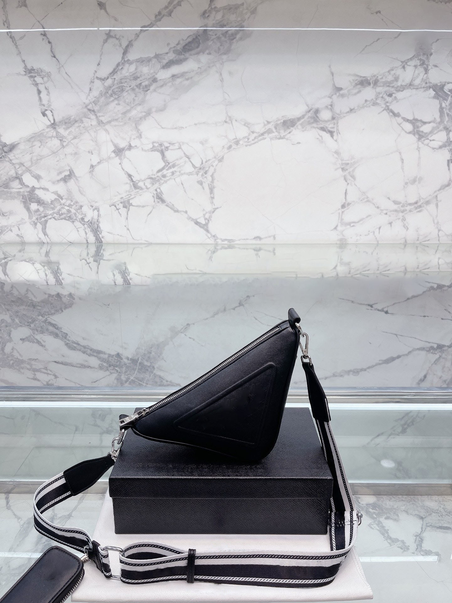 

Leather triangle bag, large triangle bag, triangle purse, luxury goods for men and women, designer zipper shoulder bag, messenger bag for men and women, White