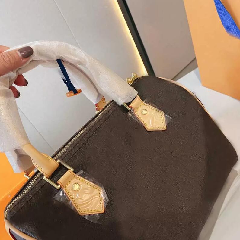 

Women Messenger the tote bag Travel Classic Style Fashion bags Shoulder Bags Lady Totes handbags 30 cm With key lock luggage handbag, White