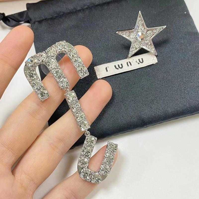 

Designer miu's woman rings Letter Asymmetrical Earrings Feminine Light Atmosphere
