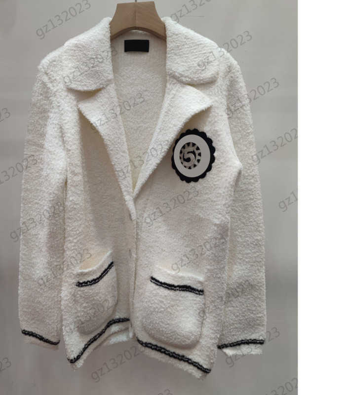 

Jacket Womens Chest Sunflower Badge Lapel Pocket Long Sleeve Jackets Button Open Pure Wool Material Warm Coats Simple Commuting Style Women Clothing 1970