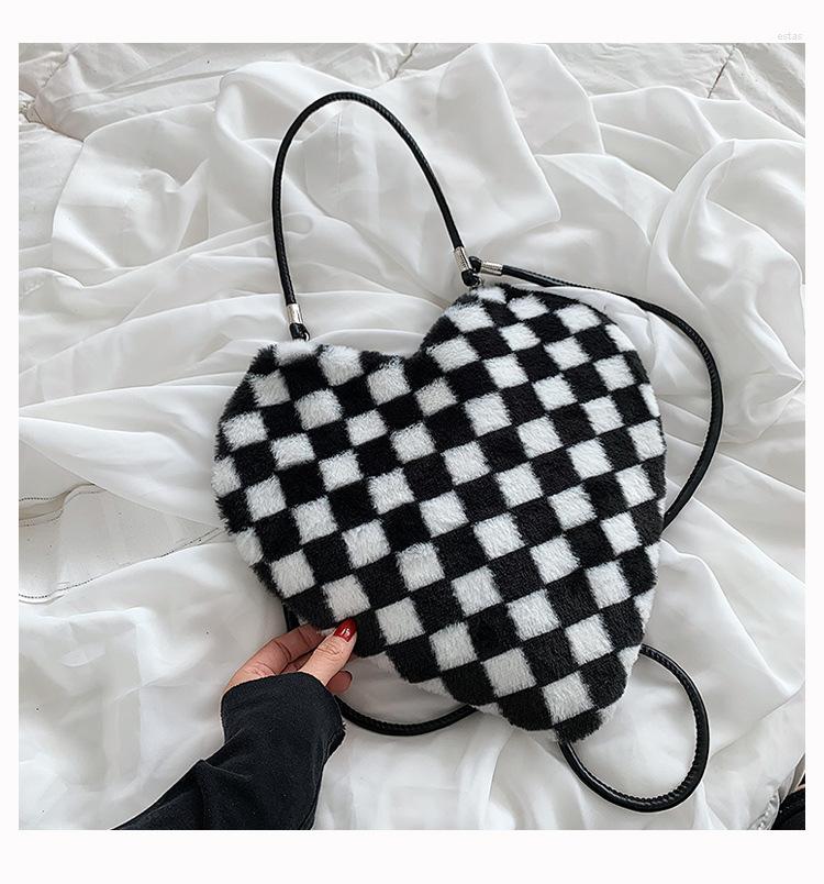

Evening Bags Plaid Shoulder Bag For Women Designer Love Handbag And Purse High Quality Armpit Heart Shaped Crossbody, Beige