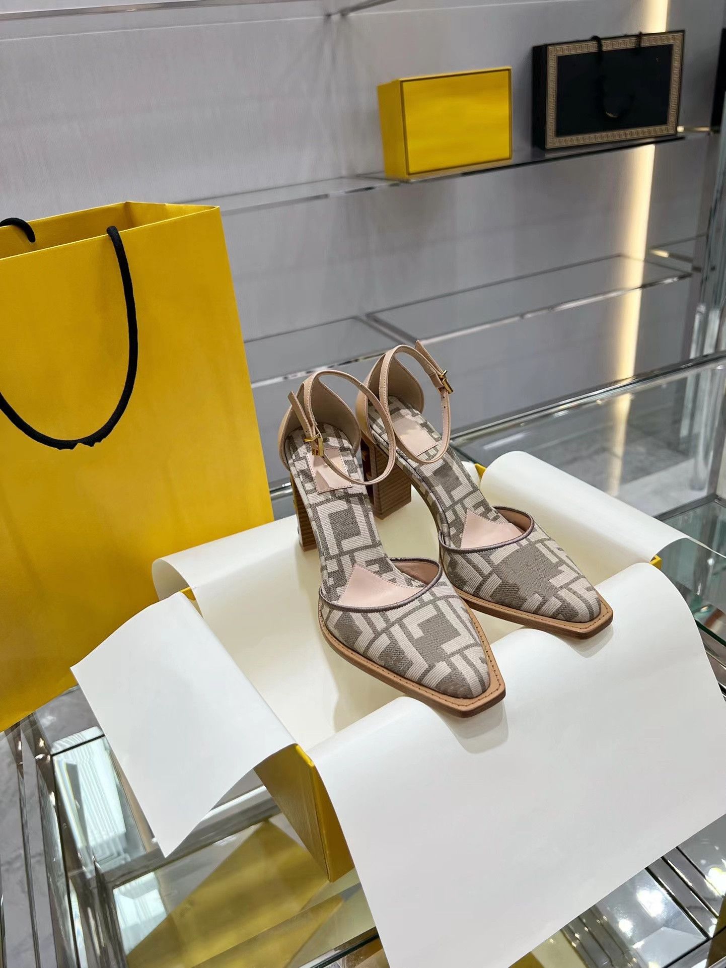 

2022 Square heeled CUT sandals with hollow Chenille jacquard fabric for breathability and comfort high heels, Color1