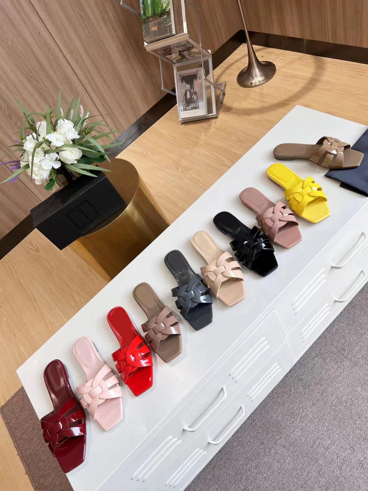 

New leather big sole slippers Lacquer leather upper Sheepskin lining Fashion square head Classic flat bottom comfortable and beautiful casual sandals, Mahogany