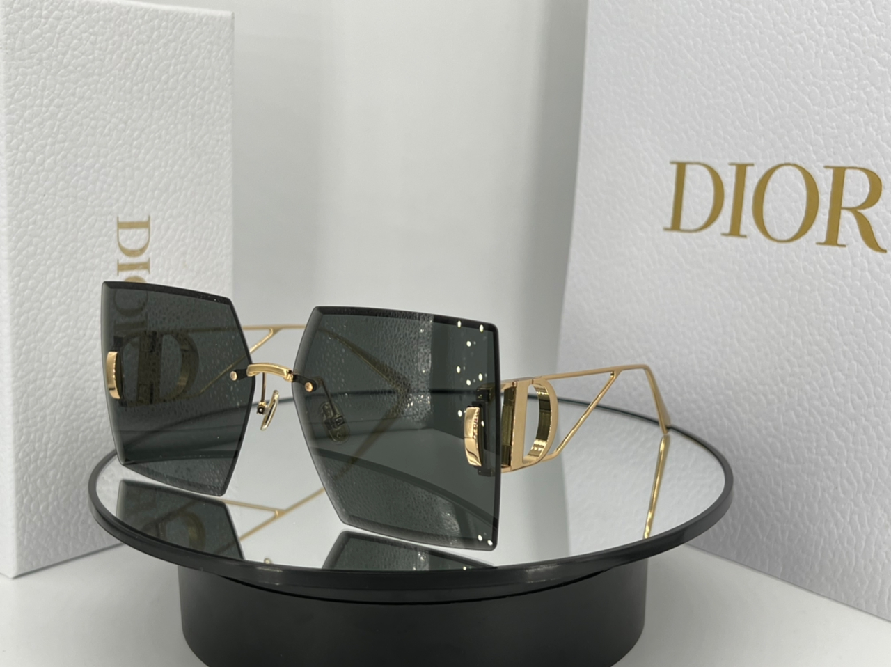 

Sunglasses For Women and Men Summer style S7U Anti-Ultraviolet Retro Plate Square Full frame black gold Gradient grey lens fashion Eyeglasses Random Bo