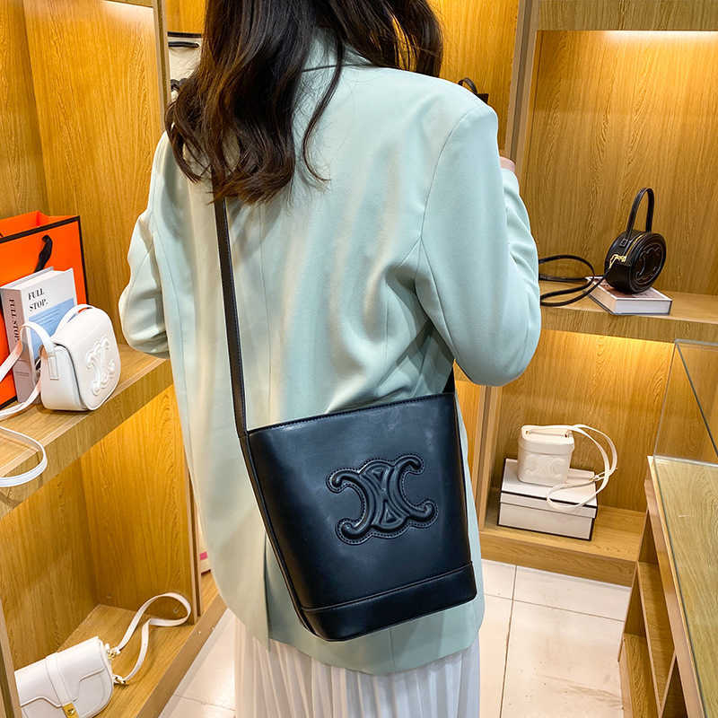 

2022 New Women's Bag triomph Large Pu Capacity Single Shoulder Diagonal Bucket Genuine Leather Shopping Ins Cosmetic Wallets Versatile, White