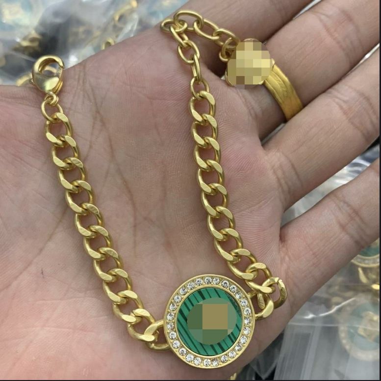 

Fashion new designed Pendant hollow out Greca GRECAMANIA women's chain necklace Banshee Medusa head portrait 18K gold plated ladies necklaces Designer Jewelry V325