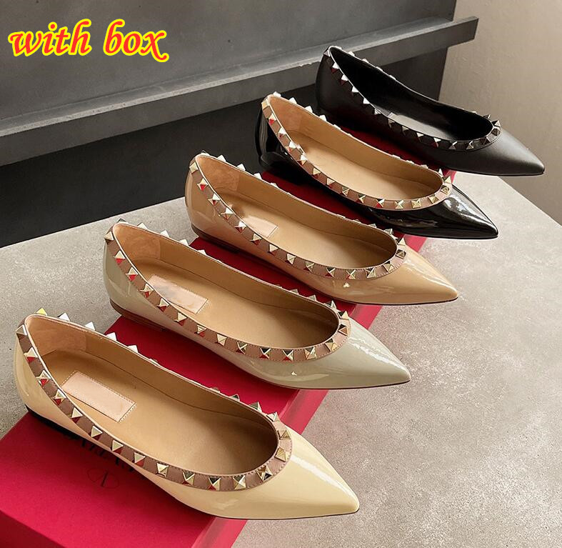 

Women Brand Shoes Rivets Flat Bottom V Sandals Shiny Patent Leather Nude Black Pointed Toe Shallow Red Wedding Shoes with Box and Dust Bag 34-44, White shiny