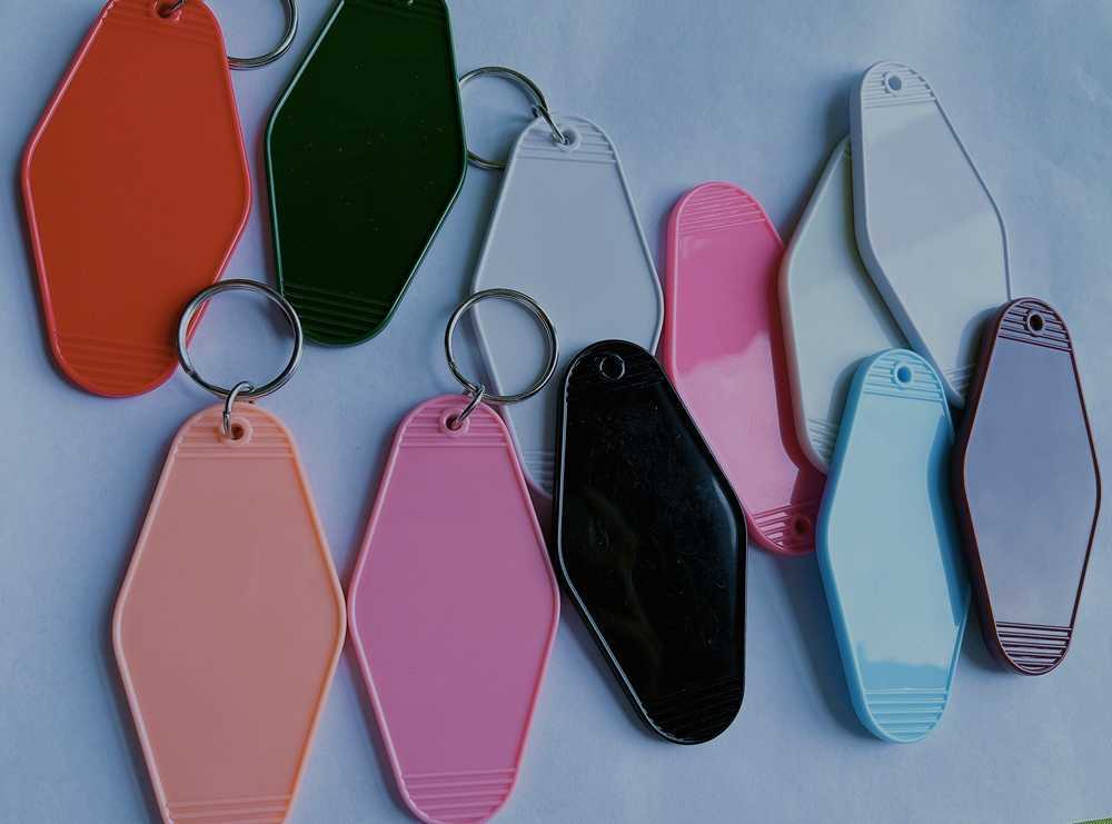 

Fashion keychainsKeychains Lanyards Blank DIY Custom ABS Plastics el Motel Movie Key Chains Tag Pendant Keychain Keyring Cafe Mail Box Gifts