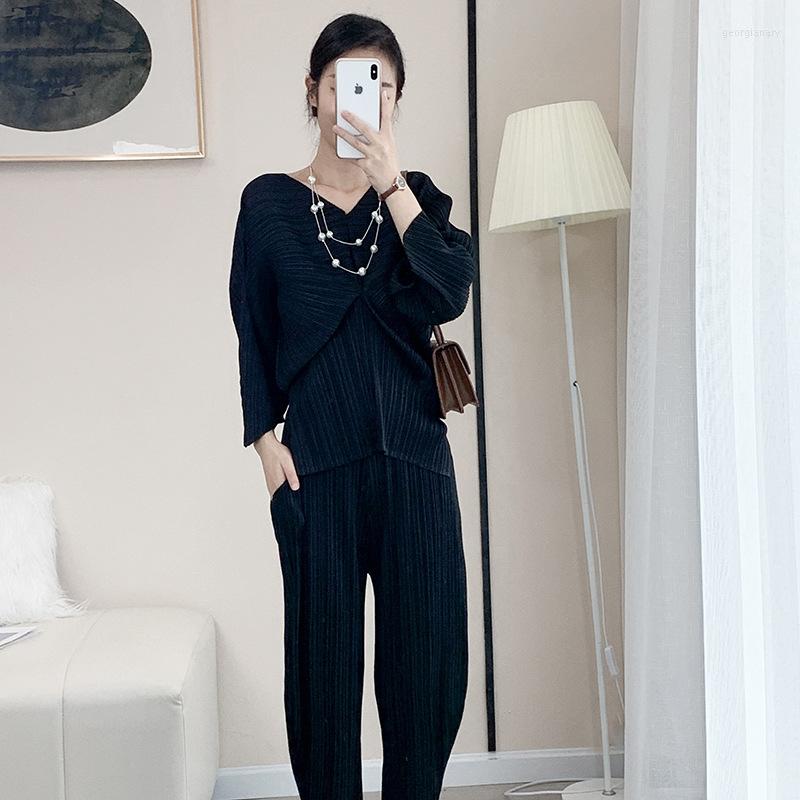

Women's Two Piece Pants Miyake Women Pleated Suit Solid Bat Sleeve V Neck Top Elastic High Waist Street Style 2022 Autumn Fashion Leisure, Black