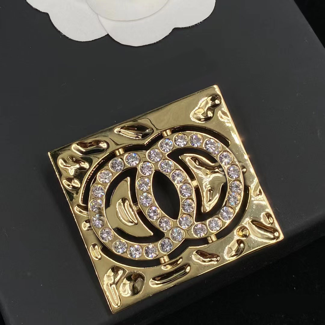 2022 Nouveau Style Broche De Mode Marque De Luxe Designer Diamant En Laiton Classique Broche Fête De Mariage Saint Valentin Cadeau Excellente Qua