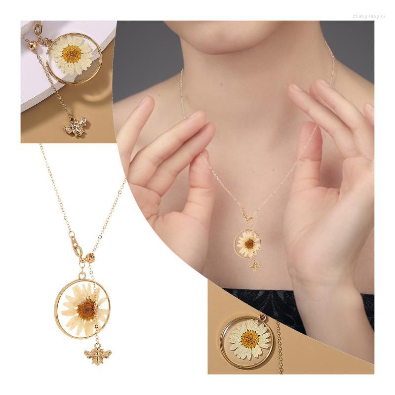 

Pendant Necklaces Trend Natural Chrysanthemum Fresh Small Bee Single Necklace Dry Huanqi Chain Classic Fashion Creative Decorative Artwork
