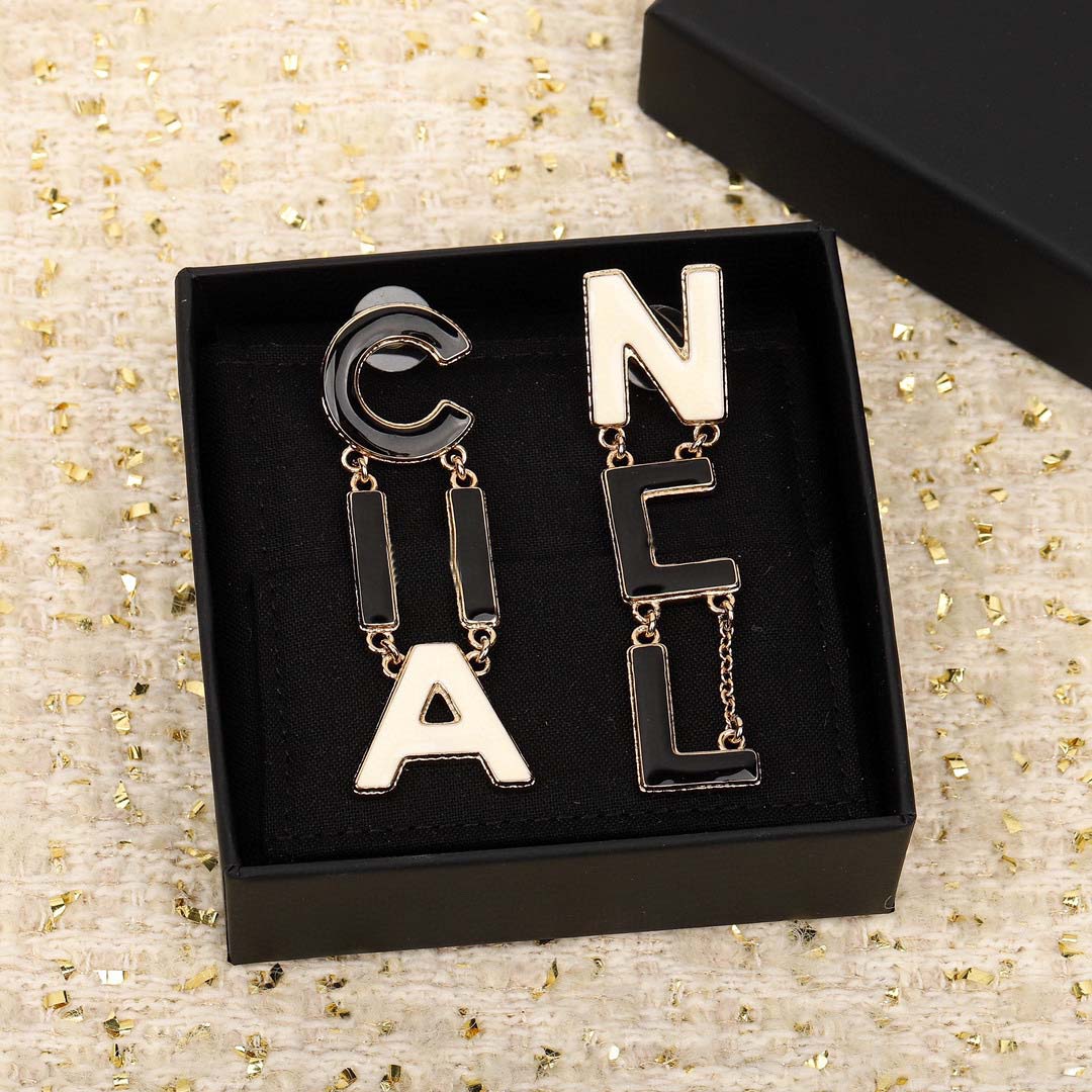 

2022 Luxury quality Charm drop earring with white and black enamel color in 18k gold plated words design PS4372A