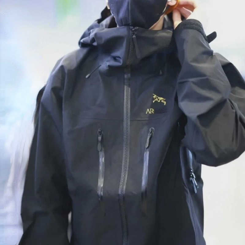 

High Version Arc Designer Storm Jacket Plush Thickened Hard Shell Hooded Coat Fashion Embroidery Waterproof Windproof Sportswear Couple, Black