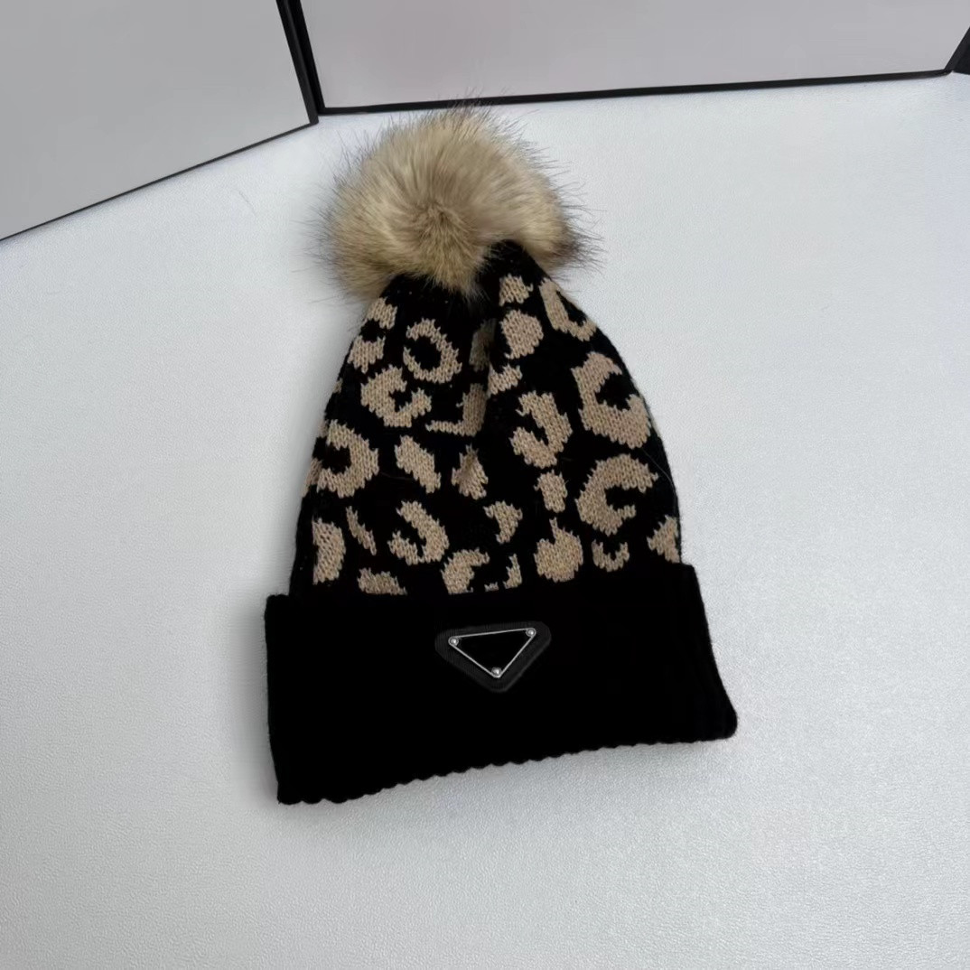 Chatle de bonnet en tricot doux pour femmes en gros avec une fausse fourrure pom pom chaud cr¬ne de bonnet de capuchon pour les femmes