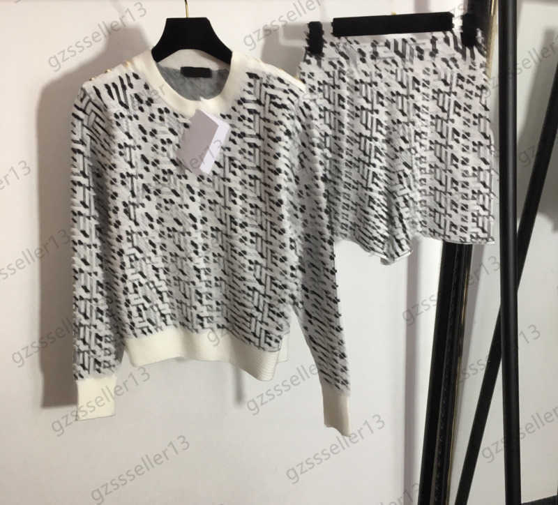 

Luxury Womens Two Piece Pants Custom Buckle Shoulder Maze Pattern Printing Round Neck Long Sleeve Pullover Tops High Elastic Waist Shorts Women Suit 4 Colors 1970