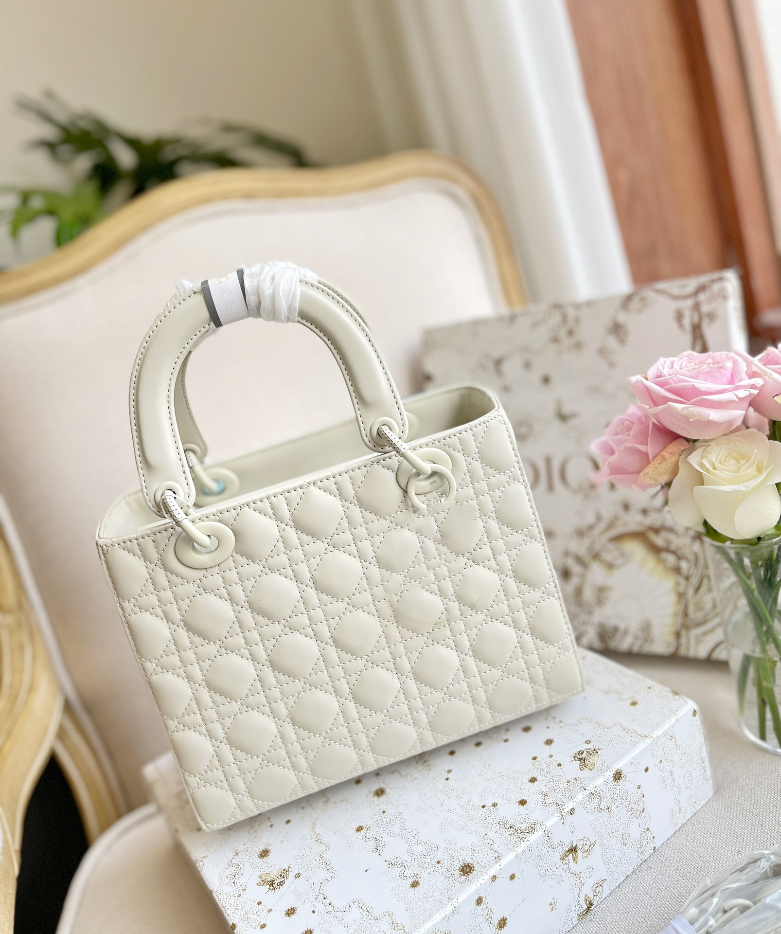 

Top quality Designer handbags Lady Diana Bag Leather Handbag Fashion Diamond Shoulder Messenger Bag, White