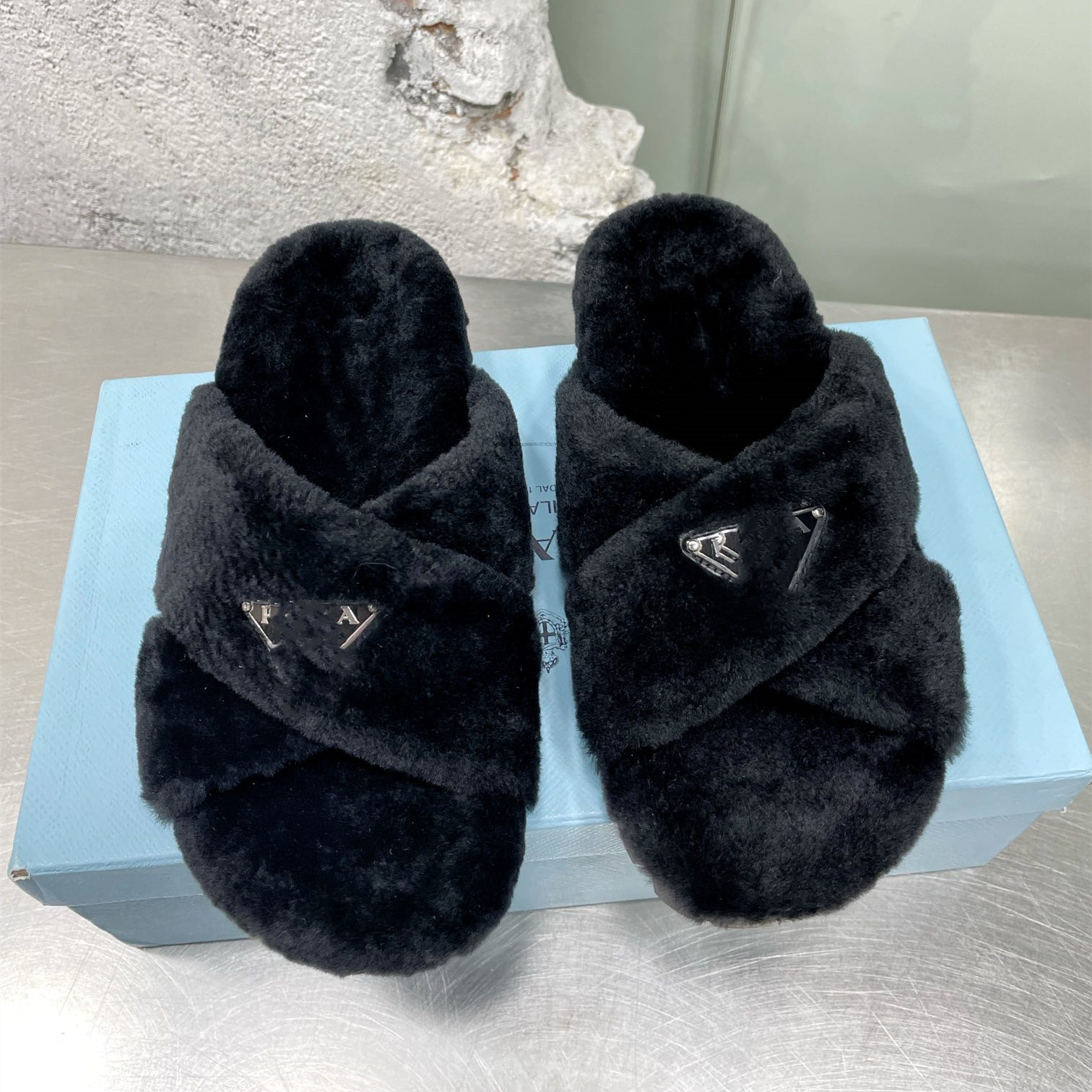 

Explosion Women's Sandals flat Slippers Terry cloth slides Casual fashion black white Lug tread design shoes winter Fabric top soft outdoor womens party show with box