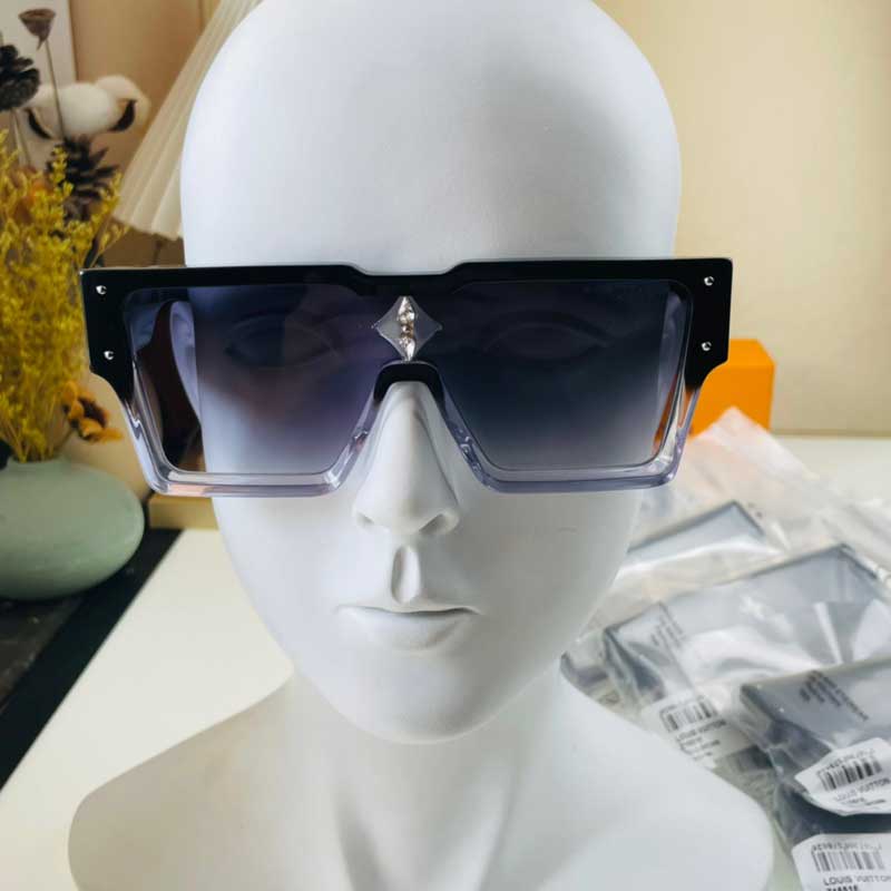 

Designer CYCLONE SUNGLASSES Z1547 transparent lens at the bottom matches gradient color of frame Four crystals flowers glitter decorate the glass bridge Z1736W
