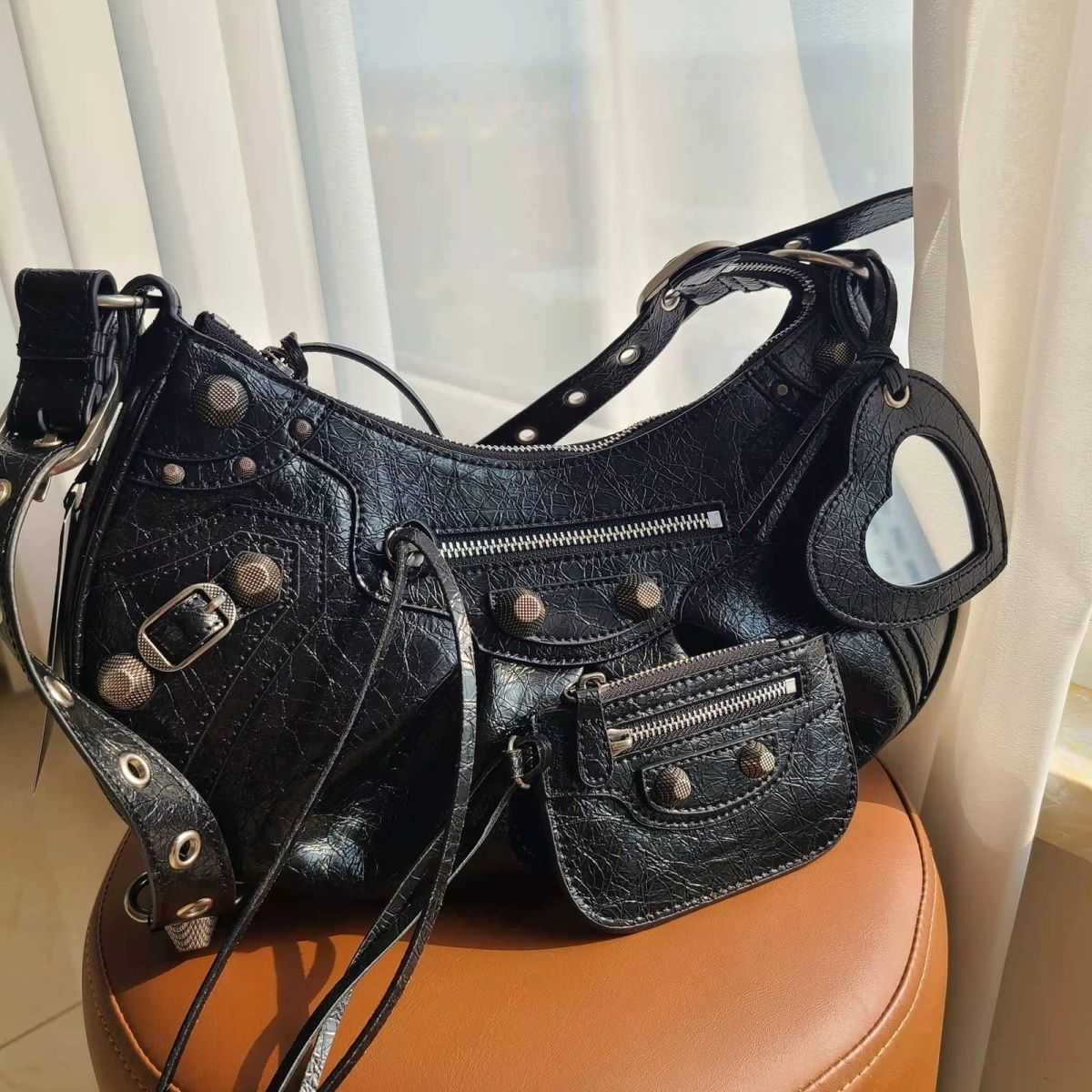 

AHer Max Fashion lecagole leather Balenicass biker bag Family B's first layer cowhide motorcycle armpit crescent 2023 new female star studded three in one messenger, Black