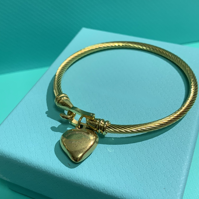 

Luxury designer bracelet Fashion love pendant Classic style Suitable for social gatherings Gifts are very beautiful good nice