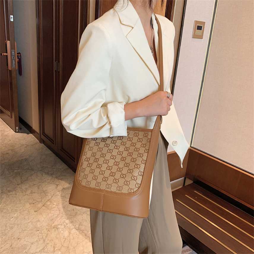 

Clearance This popular high-capacity bag women's New sling single Shoulder Messenger Bag letter printing bucket trend, White