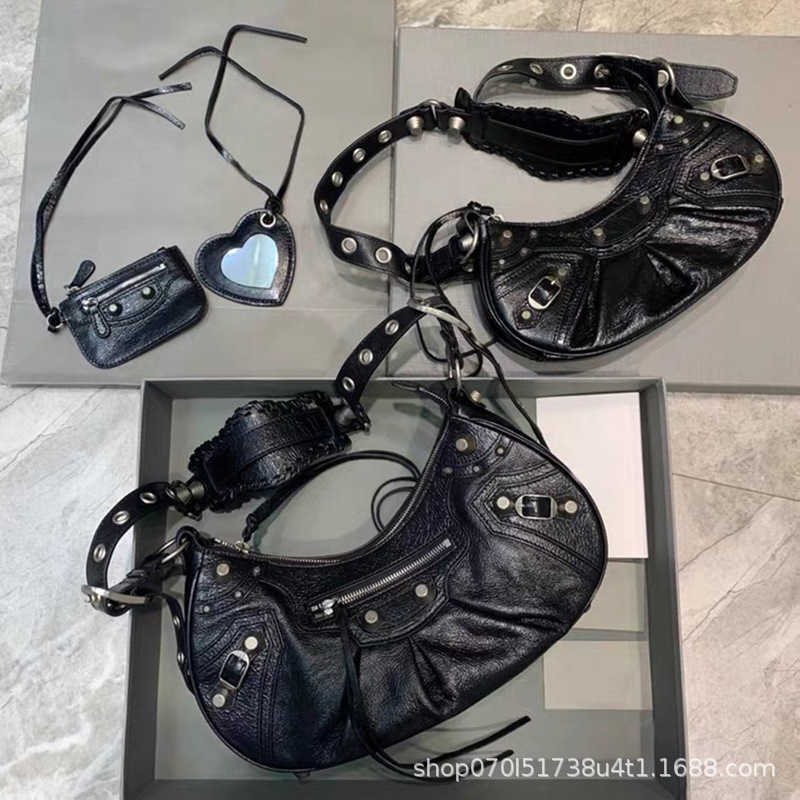 

AHer Max Classic Balenicass leather lecagole motorcycle bag 2023 new underarm B home oil wax locomotive three in one pleated single shoulder diagonal, Black trumpet