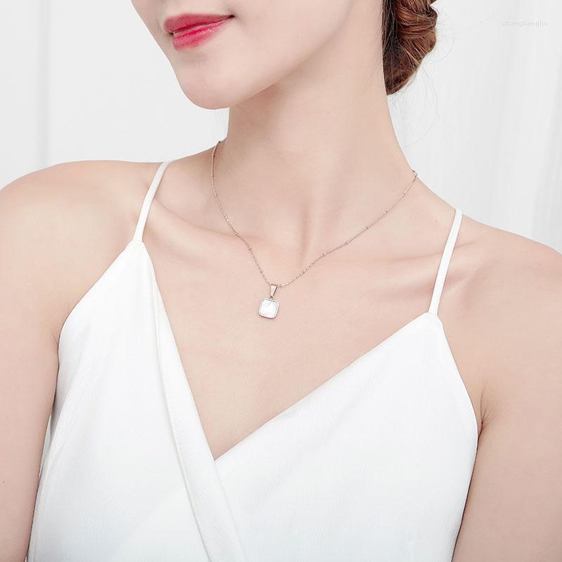 

Pendant Necklaces 2022 Simple Natural Fritillary Square White Shell Necklace Metal Clavicle Chain Jewelry For Women