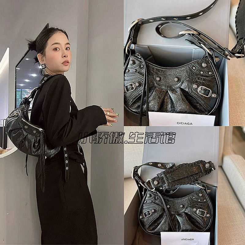 

AHer Max Classic Balenicass leather lecagole motorcycle bag B's Wang Fried Le Cagole Locomotive Rivet Half moon Bread Bun Cowhide Underarm Dumpling, Sky blue