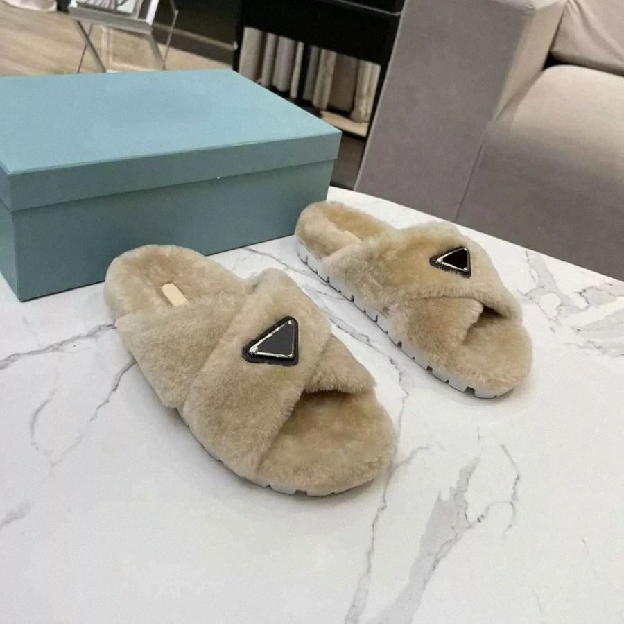 

Slippers Women Shearling Slippers Luxury Designer Classic Mules Furry Slipper Winter Soft Fur Warm Fluffy Black White Treaded rubber outsole Slipper 3 X4kf#