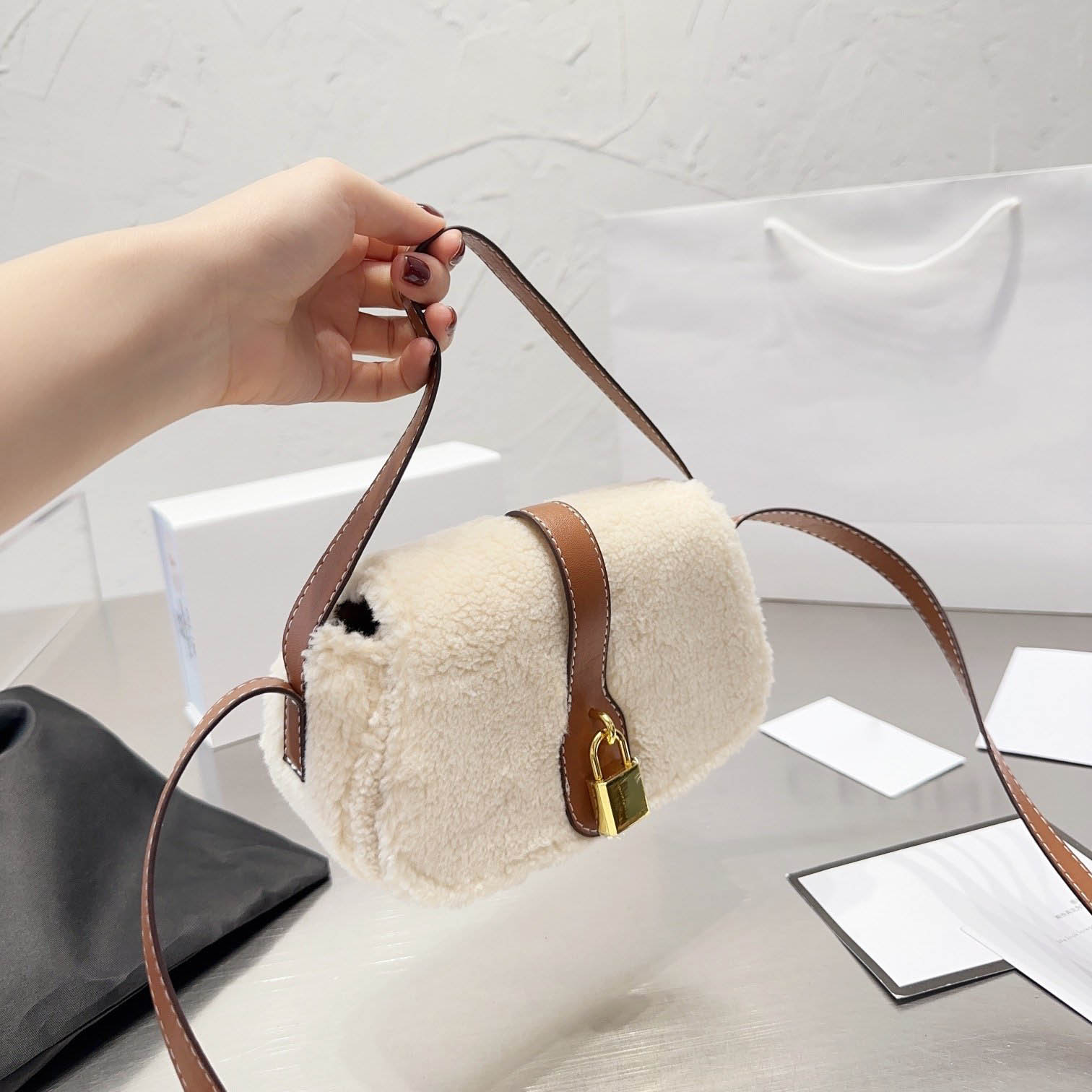 

Designer Totes Bags Bag Women Handbag Classic Luxury Brand Imitation Letter Plush Warm Splicing Shoulder Bag Fashion Wallet Party 2023, Color1