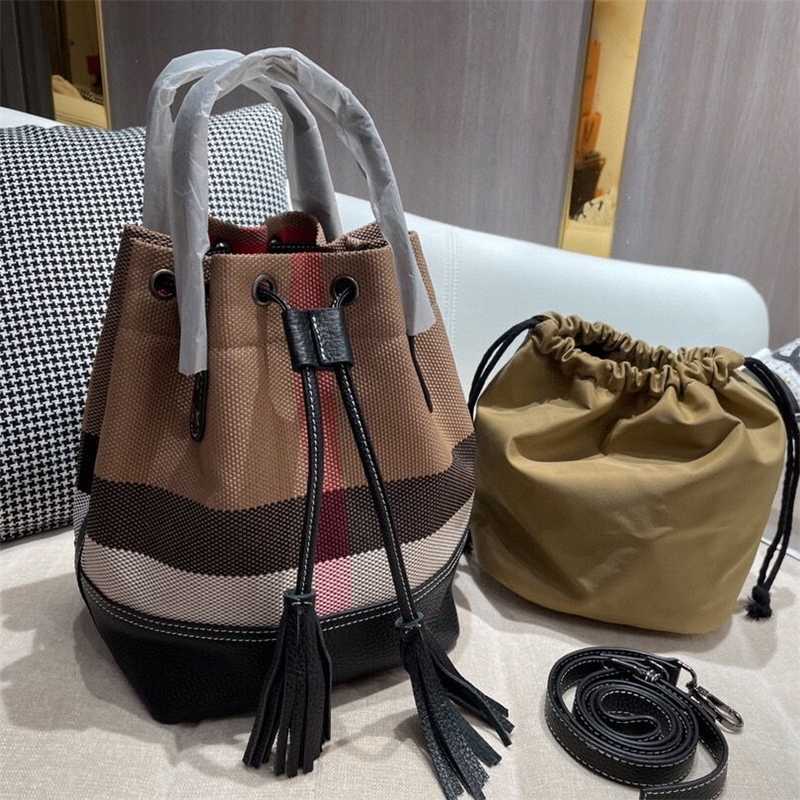 

Designer Luxury Burbrerity Bags For Women High Quality Brown Crossbody Handbags Vintage Burbrery Leather Wallet Paris Plaid The Totes Bag CNB3, Black