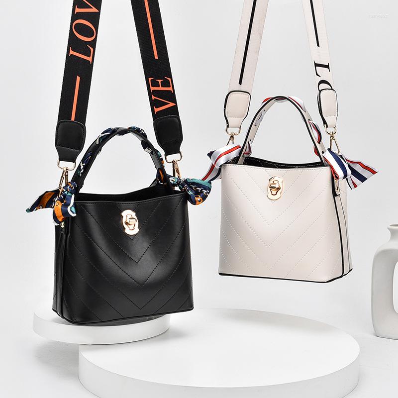 

Evening Bags OCEHNUU Fashion Wide Bucket Shoulder Strap Bag Woman PU Leather Hand Solid Lady Crossbody Purse Messenger Dames Tassen, Black