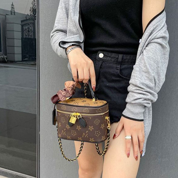 

Designer cosmetic bags VANITY Flower Luxury makeup bag zipper cases with twist lock Handbags leather crossbody toiletry bags for christmas and valentine zjx, Floral2