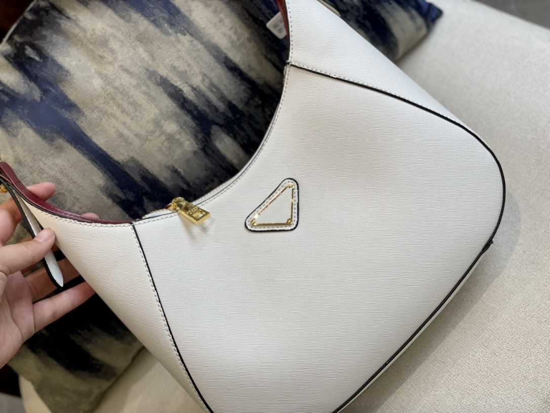 

Autumn and Winter 2022 New Women's One Shoulder Crossbody Handbag Fashion Versatile Commuter, Black